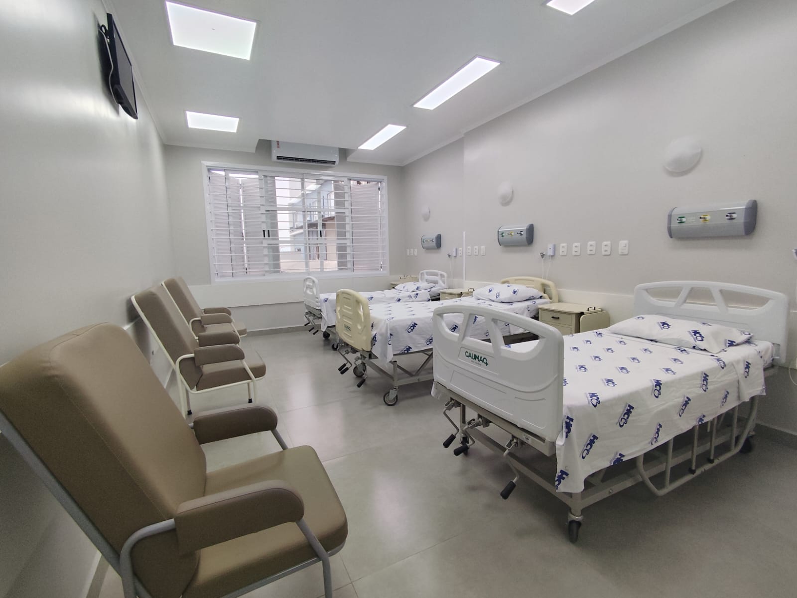 HCB entrega dois quartos com nove leitos totalmente revitalizados de unidades do SUS